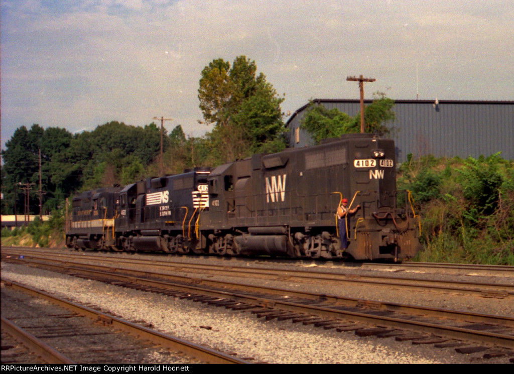 NW 4102 leads a move back down to the yard